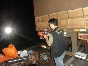  Motociclista morre ap&oacute;s bater na traseira de bitrem