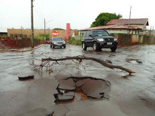 Chuva causou estrago na rua Timbiras, no bairro Bom Jesus na Capital. (Foto: Ítalo Milhomem)