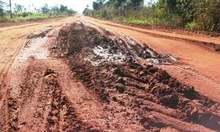 O serviço é feito em grande parte da estrada que é utilizada para escoar os grãos. (Foto: Divulgação/ MS Cidades)