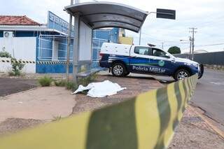 Corpo foi encontrado perto de ponto de ônibus, próximo de garagem de carros (Foto: Henrique Kawaminami)