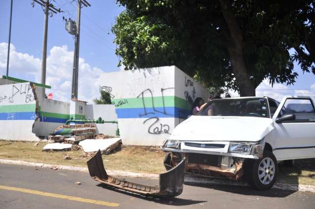 Pneu estoura em curva e carro invade muro na avenida L&uacute;dio Coelho