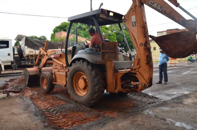 Obra na C&acirc;ndido Mariano teve que ser refeita e tr&acirc;nsito continua interditado