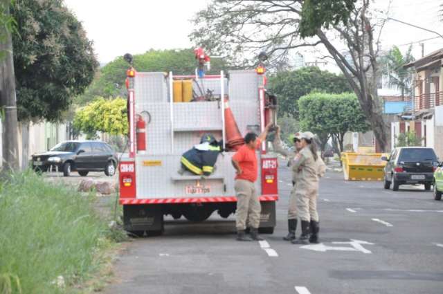 Com tempo seco, mulher p&otilde;e fogo em mato e alarma vizinhos de bairro nobre