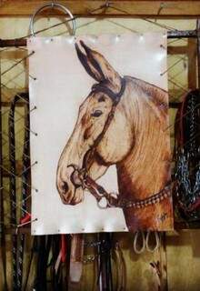 Cavalo desenhado no couro e moldura com linha sisal  (Foto: Arquivo pessoal)