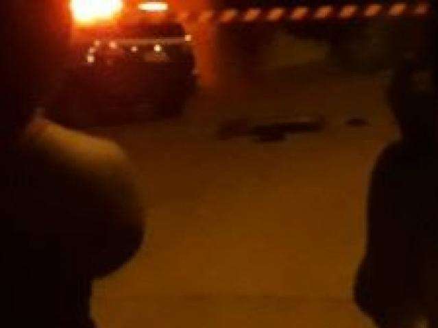 Roubo em conveni&ecirc;ncia termina com um assaltante morto e outro preso 