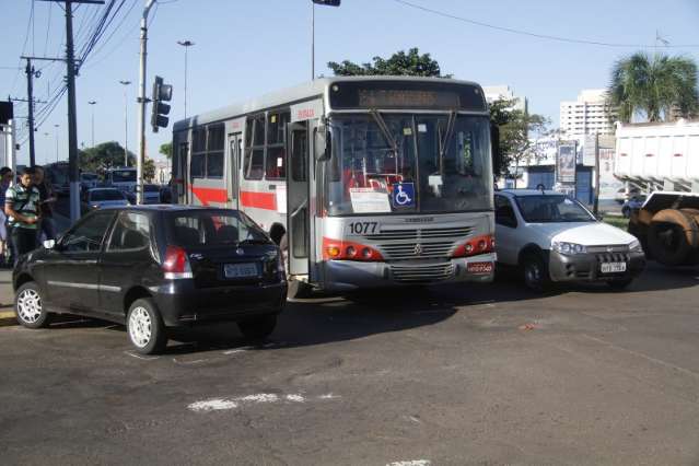 Acidente entre &ocirc;nibus e carro deixa tr&acirc;nsito lento na Costa e Silva 