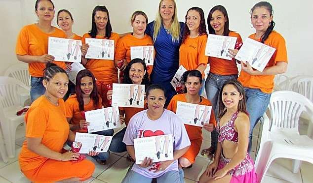 Aulas de dan&ccedil;a levam disciplina e elevam autoestima de detentas