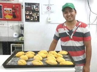 Diego Ardaya servindo uma fornada de saltenhas que logo tinha que ser reposta devido à quantia de vendas (Foto: Lucas Arruda)