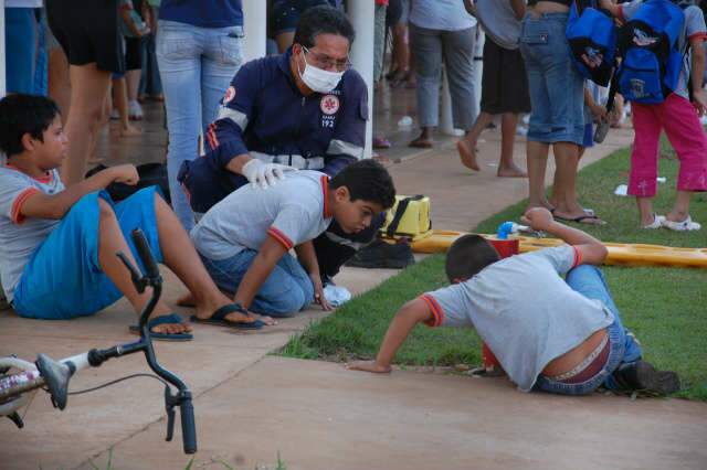  Mais de 60 crian&ccedil;as passam mal com suspeita de intoxica&ccedil;&atilde;o em escola 