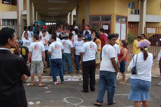 Polícia pediu que integrantes de chapa ficassem do outro lado da rua, por conta da aglomeração na escola onde é realizada a votação. (Foto: Simão Nogueira)