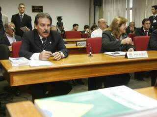 Arroyo durante sabatina na Assembleia nesta tarde: pergunta sobre Puccinelli provocou polêmica e não foi respondida no plenário. (Foto: Marcelo Victor)