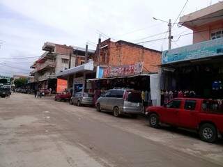 Nas ruas de Puerto Quijarro, lojas vendem facas e espingardas (Foto: Cleber Gellio)