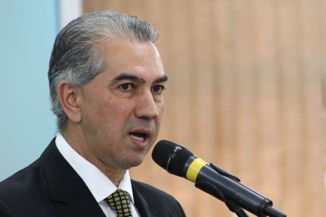 Governo recebeu den&uacute;ncia de servidores ligados a empreiteiras, diz Reinaldo