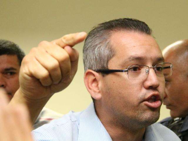 &ldquo;Expulso&rdquo; da C&acirc;mara foi protestar contra greve longa dos professores