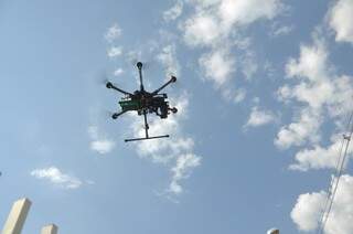 O perito utilizou um drone para ajudar os alunos (Foto: Marcelo Calazans)