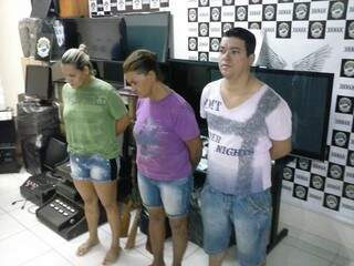 Fernando (à direita), a mãe (centro) e a esposa dele foram autuados em flagrante por tráfico de drogas e descaminho. (Foto: Renan Nucci)