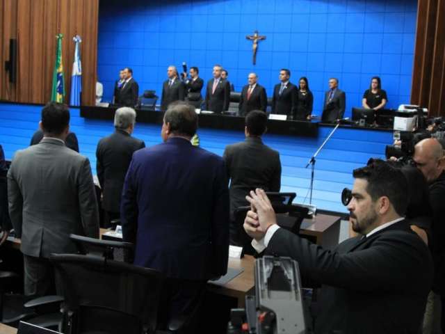 Deputados se dividem em 2 blocos e uma bancada em busca de poder