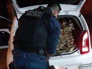 Porta-malas carregado com maconha (Foto: divulgação/Polícia Militar) 