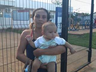 Viviane levou o filho para atendimento pediátrico, não encontrou médico: saída será levá-lo ao posto 24 horas (Foto: Liniker Ribeiro)