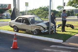 Um dos acidentes que aconteceu na madruga, foi uma colisão entre dois carros na Avenida Costa e Silva com a Fábio Zahran. (Foto: Cleber Gellio) 