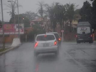 Carros passando por pista molhada, na manhã de hoje, em Campo Grande (Foto: Paulo Francis)