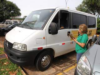 Funcionária do Detran vistoria van do transporte escolar (Foto: divulgação)