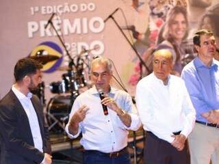 À esquerda, Bruno Wendling, diretor-presidente da Fundtur-MS ao lado do governador Reinaldo Azambuja(PSDB). (Foto: Divulgação) 