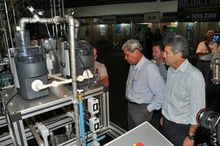 Governador André Puccinelli e prefeito Murilo Zauith observam mini-usina de etanol do Senai em exposição do Canasul&#039;2011. (Fotos: A Frota)