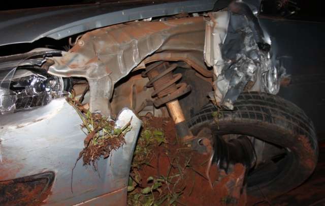 Condutor b&ecirc;bado tenta ultrapassagem e bate na lateral de carro na MS 306