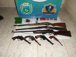 Armas foram apreendidas em fazenda às margens do Rio Negro. (Foto: Divulgação)