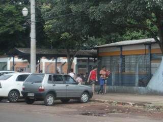 Alunos dispensados no intervalo em escola do Jardim Água Boa, em Dourados (Foto: Helio de Freitas)