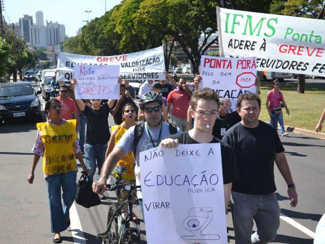  Funcion&aacute;rios em greve do IFMS v&atilde;o para as ruas protestar