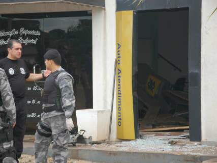  Bandidos explodem caixa eletrônico do BB em posto de gasolina na Capital