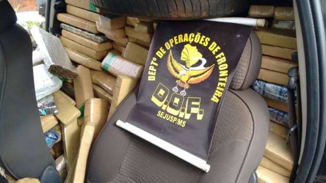 A&ccedil;&atilde;o apreende cinco toneladas de droga, recupera seis carros e prende 7