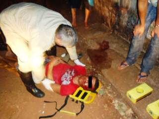 Homem espancado é socorrido pelo Corpo de Bombeiros. (Foto: Renato Vessani/Vicentina Online)