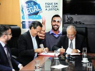 Prefeito Marquinhos Trad assina convênio com o TJMS para negociação de dívidas ajuizadas (Foto: Paulo Francis)