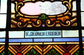 Ofertado pelo então governador, Arnaldo Estevão de Figueiredo, vitral já teve parte substituída por vidro normal.