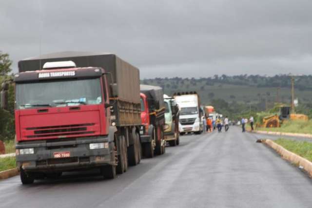 Ceramistas fecham BR-158 contra decis&atilde;o que pro&iacute;be extra&ccedil;&atilde;o de argila
