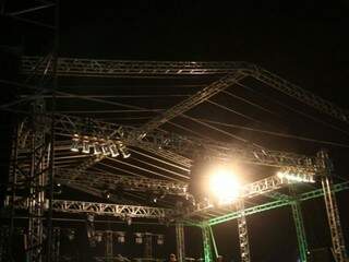 A estrutura do palco, que ficou sem cobertura por causa do vento. (Foto: Marcos Ermínio)