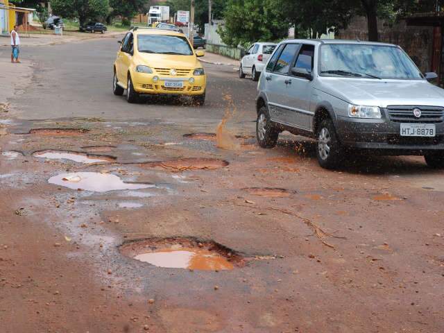  Moradores reclamam de "buraqueira" em trecho da Avenida das Bandeiras na Capital