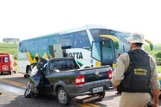 Acidente envolveu ônibus e picape. (Foto: Tiago Apolinário/Da Hora Bataguassu)
