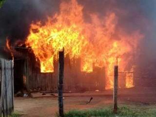 Casa de madeira tomada pelo fogo ontem (Foto: Divulgação/ Bombeiros)