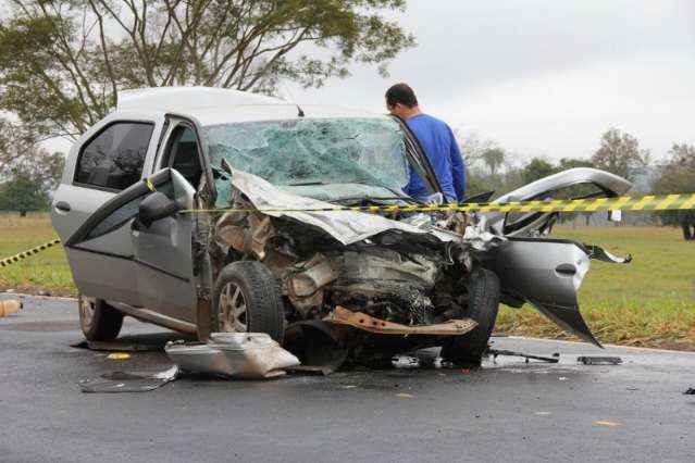 Mulher de 54 anos morre em colis&atilde;o entre caminhonete e autom&oacute;vel