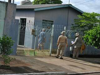 Trabalho de borrifação foi feito em casas na Vila Almeida nesta terça (Foto: Marlon Ganassin)