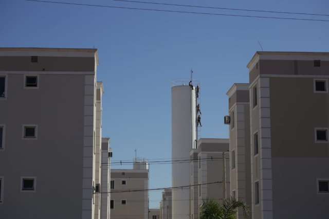 Bombeiros e Bope tentam impedir queda de adolescente em caixa d&rsquo;&aacute;gua  