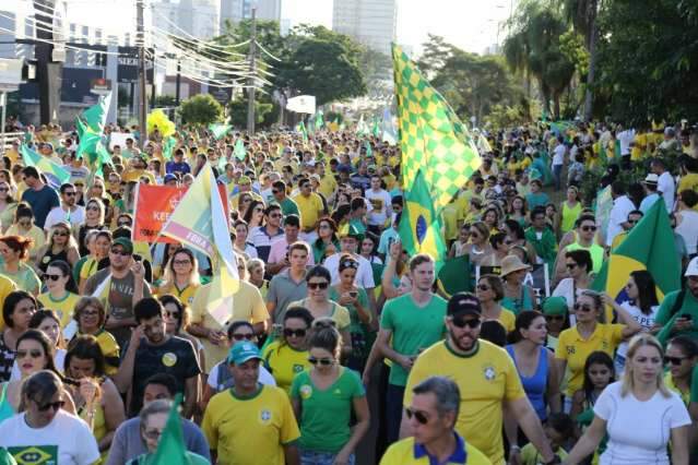 Trio el&eacute;trico para e representantes discursam para 60 mil pessoas