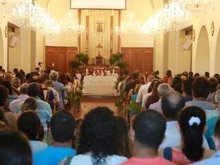 Milhares de fiéis participaram de missas no Santuário do Perpétuo Socorro neste domingo (09). (Fotos: Marcos Ermínio)