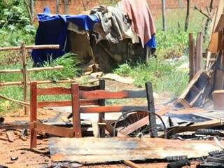 Incêndio destruiu estrutura de cama de um dos barracos atingidos (Foto: Marina Pacheco)