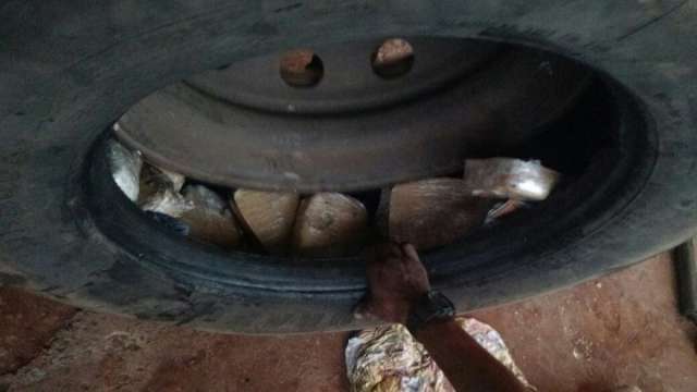 Motorista &eacute; flagrado transportando 280 kg de pasta base em pneus de caminh&atilde;o