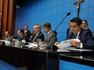 Deputados estaduais durante sessão na Assembleia (Foto: Luciana Nassar/ALMS)